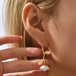 Romantic Floral Rose Pearl White & Gold Leaf Stem Rosette Dangle Earrings NEW